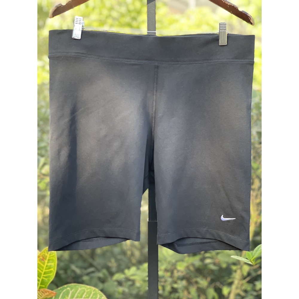 Nike Women's Plus Size 1X Sports Essential Mid Rise Bike Shorts - Black